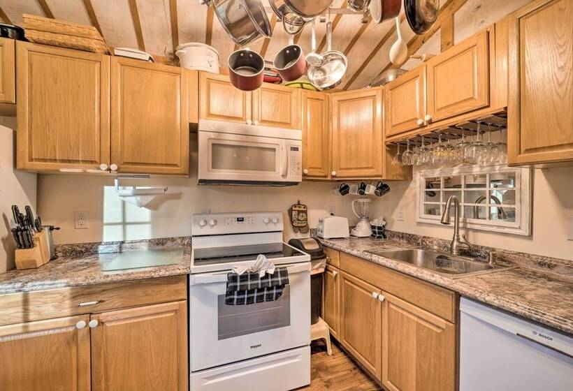 High Country Newland Cabin W/ Deck + Fire Pit!