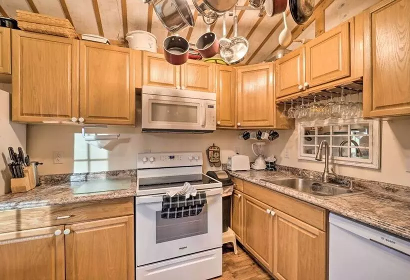 High Country Newland Cabin W/ Deck + Fire Pit!