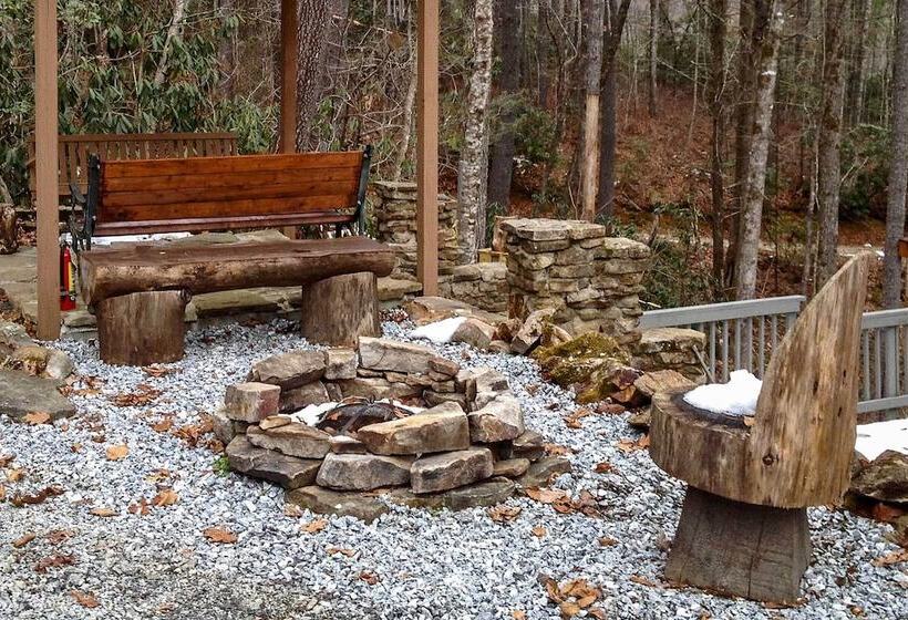 Highlands Cabin W/ Forest Views < 4 Mi To Cashiers