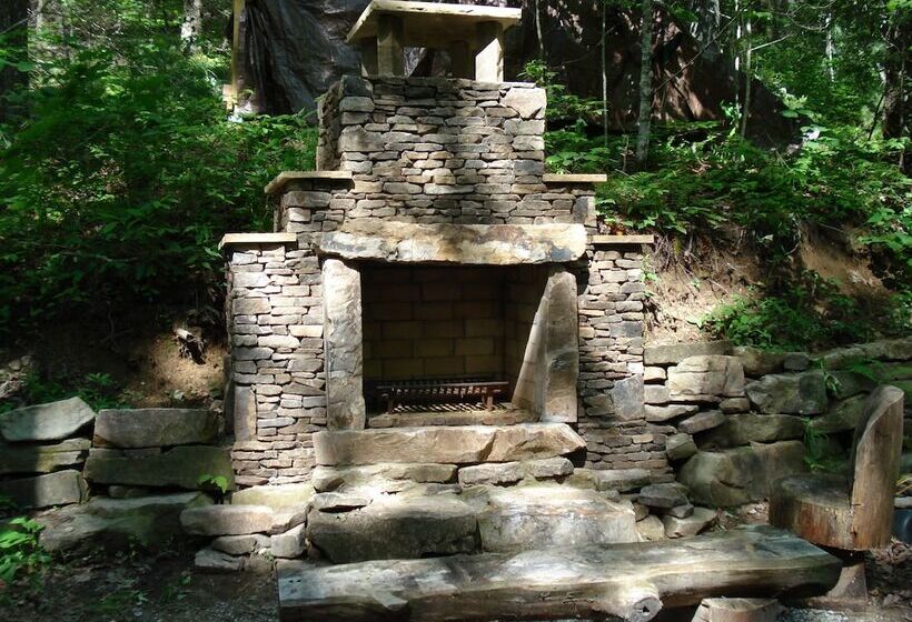 Highlands Cabin W/ Forest Views < 4 Mi To Cashiers