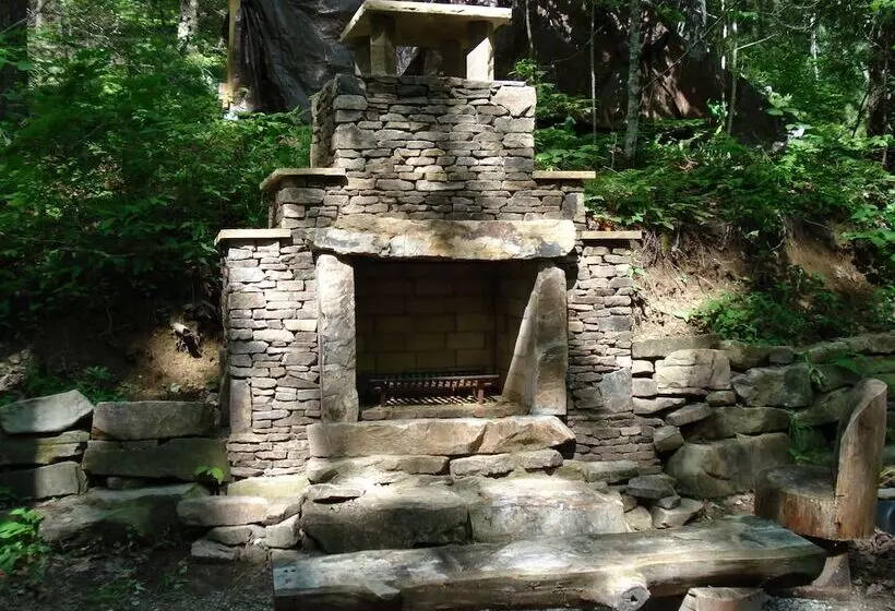 Highlands Cabin W/ Forest Views < 4 Mi To Cashiers