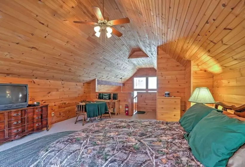 Highlands Cabin W/ Forest Views < 4 Mi To Cashiers