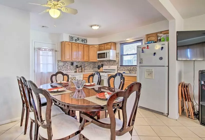 House W/ Pellet Smoker & Grill, 1 Mi To Lake!