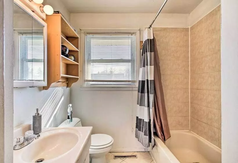 House W/ Pellet Smoker & Grill, 1 Mi To Lake!