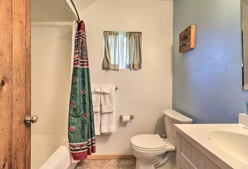 Lakeside Cabin W/ Beach ~ 14 Mi To Ski Area!