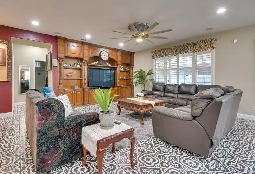 Luxe Atwater Home W/ Patio: 10 Mi To Yosemite Lake