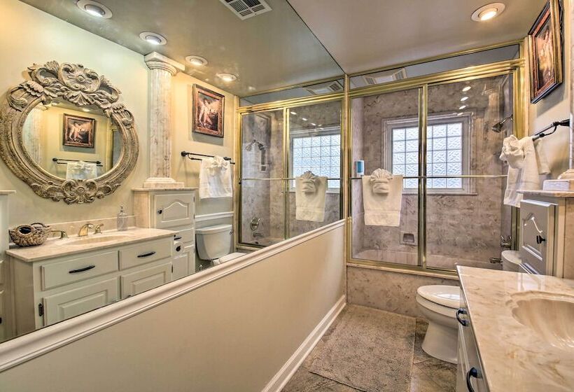 Dock, Hot Tub & Kayaks: Luxe Hot Springs Lakehouse