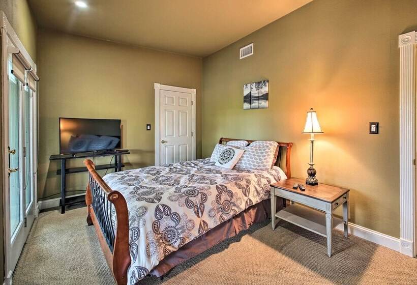 Dock, Hot Tub & Kayaks: Luxe Hot Springs Lakehouse