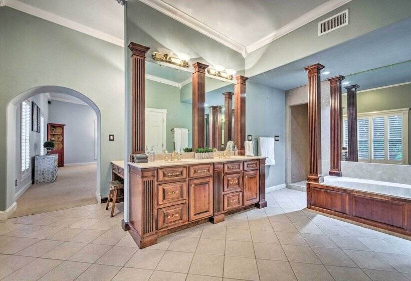 Dock, Hot Tub & Kayaks: Luxe Hot Springs Lakehouse