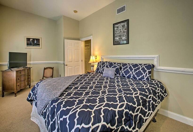 Dock, Hot Tub & Kayaks: Luxe Hot Springs Lakehouse