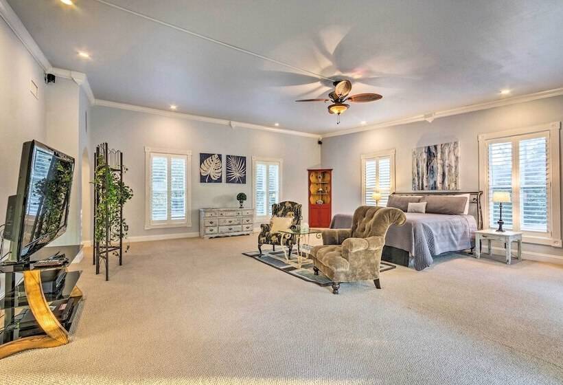 Dock, Hot Tub & Kayaks: Luxe Hot Springs Lakehouse