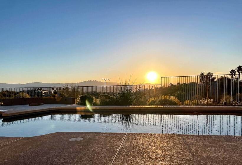 Fountain Hills Home W/ Pool, Spa & Putting Green!