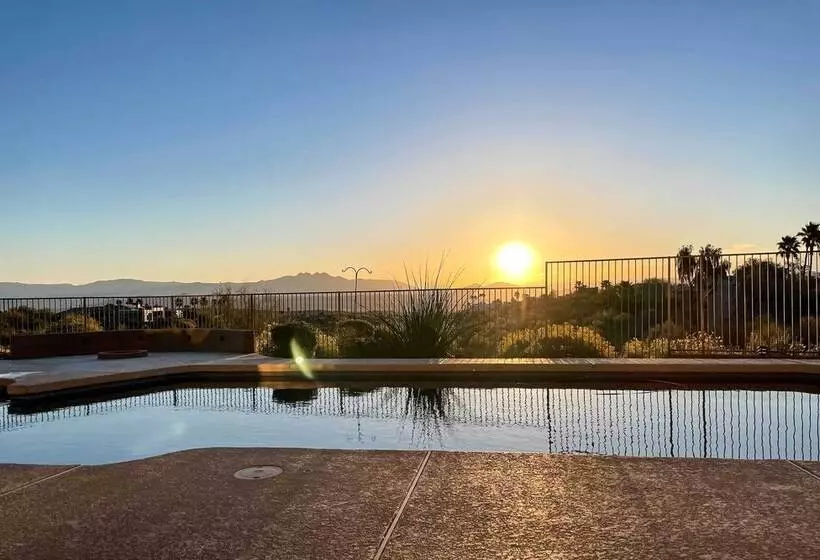 Fountain Hills Home W/ Pool, Spa & Putting Green!