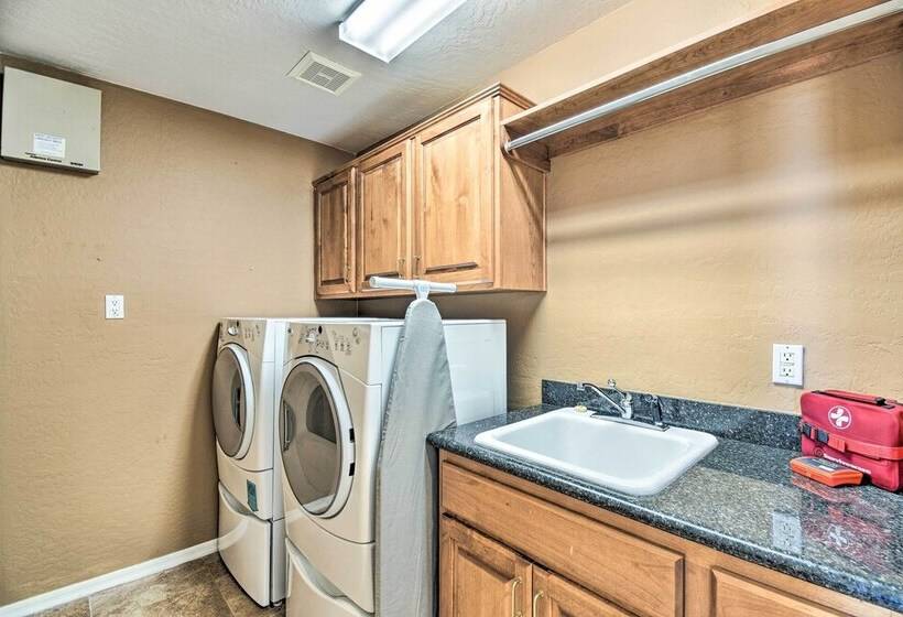 Fountain Hills Home W/ Pool, Spa & Putting Green!