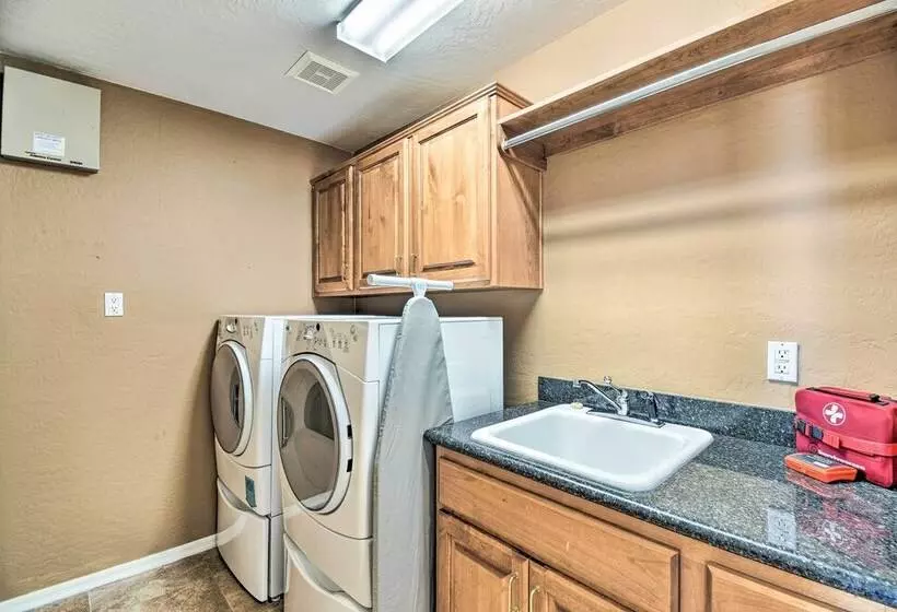 Fountain Hills Home W/ Pool, Spa & Putting Green!