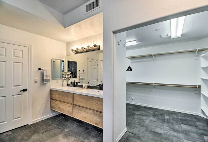 Fountain Hills Home W/ Pool, Spa & Putting Green!