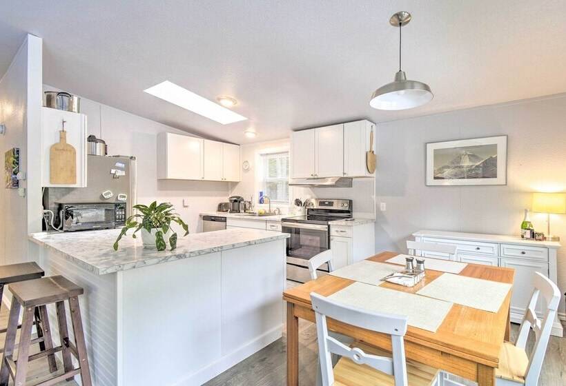 Modern Hoodsport Retreat W/ Grill, Near Lake!