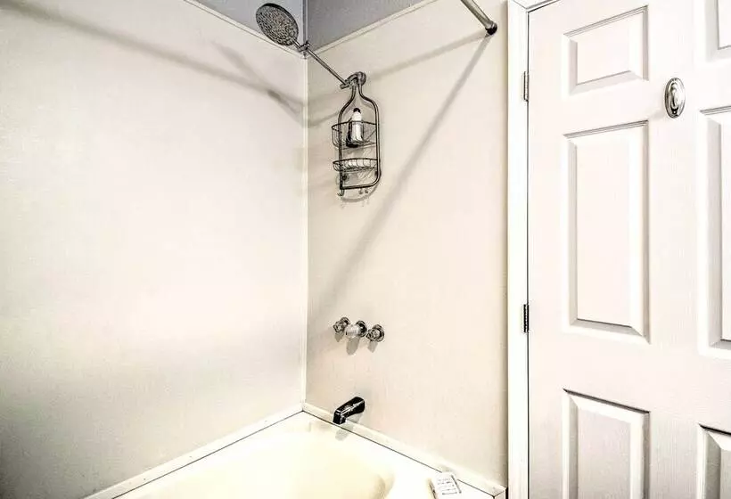 Modern Hoodsport Retreat W/ Grill, Near Lake!