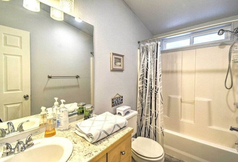 Modern Hoodsport Retreat W/ Grill, Near Lake!