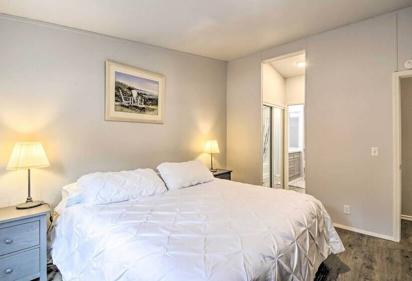 Modern Hoodsport Retreat W/ Grill, Near Lake!