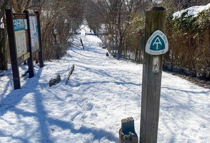 Modern Mountain Retreat W/ Deck + Hot Tub!