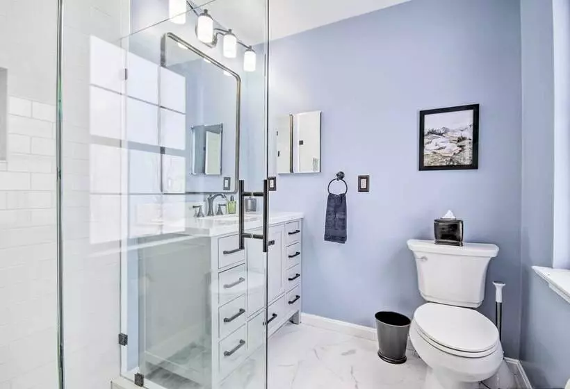 Modern Mountain Retreat W/ Deck + Hot Tub!