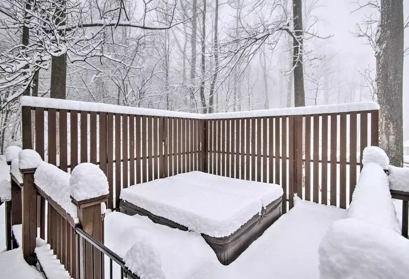 Modern Mountain Retreat W/ Deck + Hot Tub!