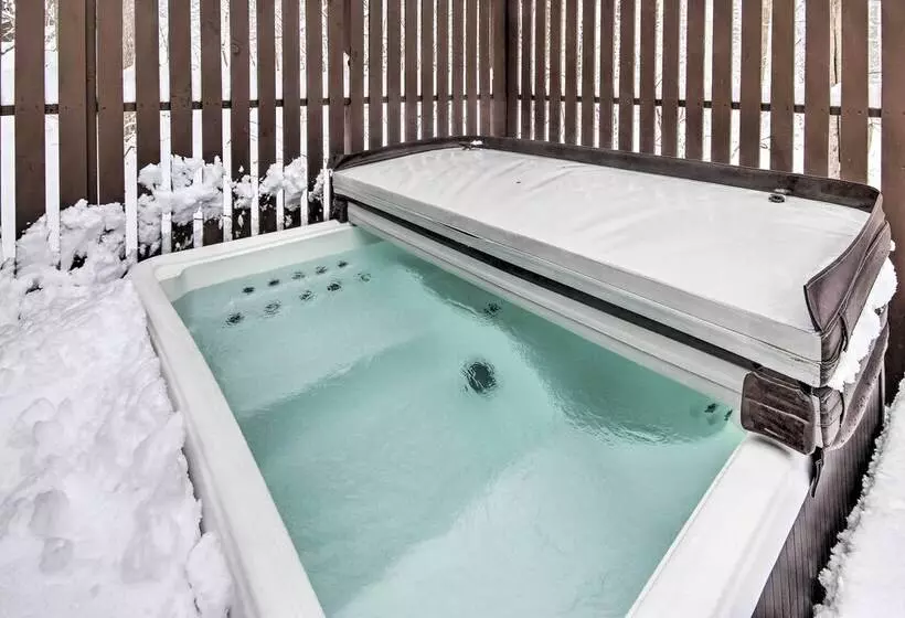 Modern Mountain Retreat W/ Deck + Hot Tub!