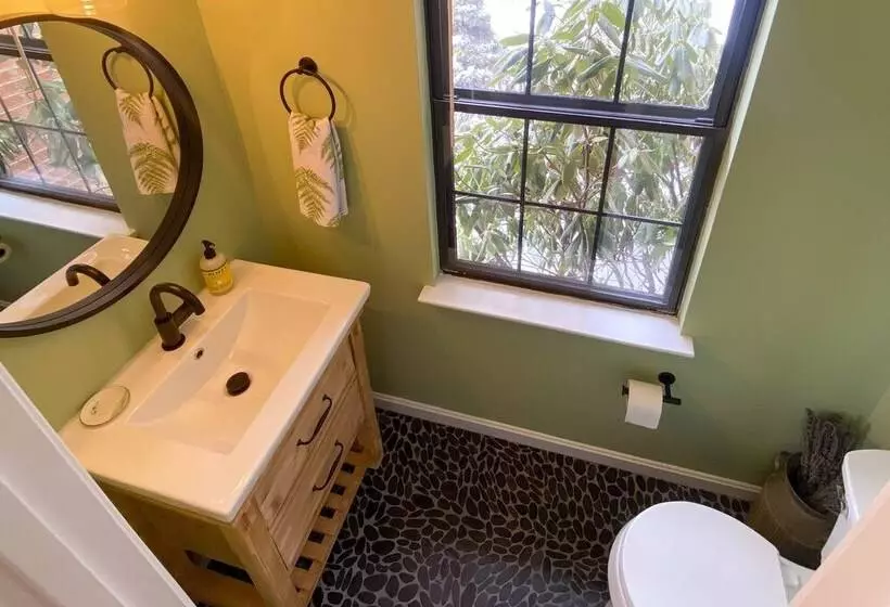 Modern Mountain Retreat W/ Deck + Hot Tub!