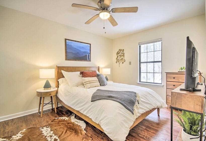 Modern Mountain Retreat W/ Deck + Hot Tub!