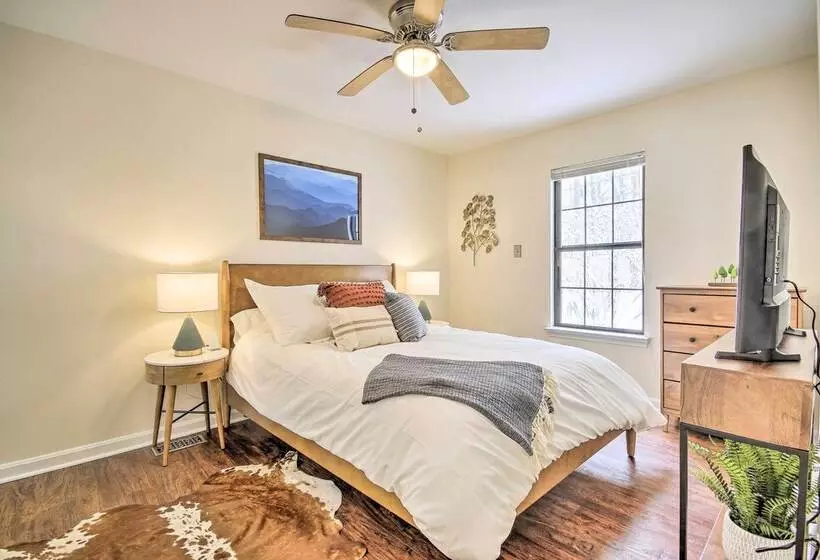 Modern Mountain Retreat W/ Deck + Hot Tub!