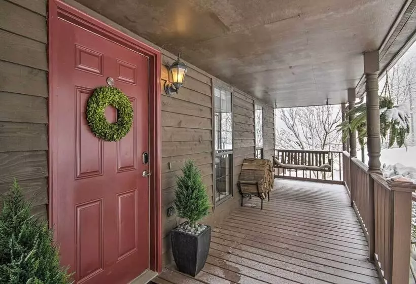 Modern Mountain Retreat W/ Deck + Hot Tub!