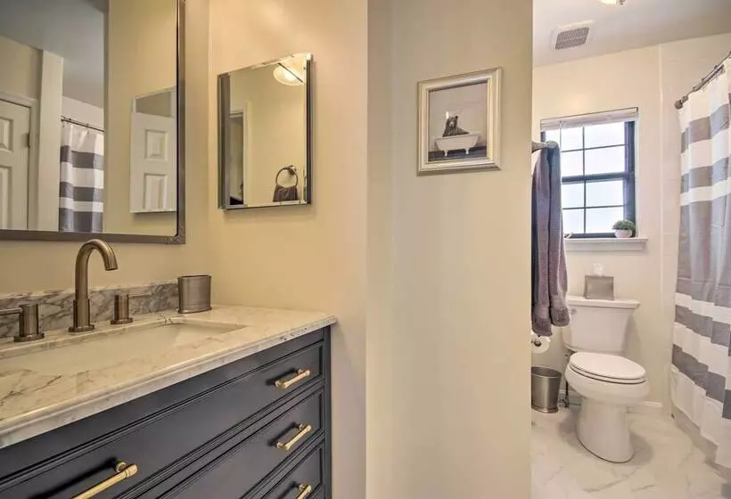 Modern Mountain Retreat W/ Deck + Hot Tub!