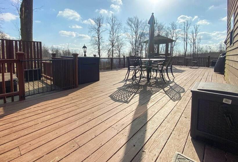 Modern Mountain Retreat W/ Deck + Hot Tub!