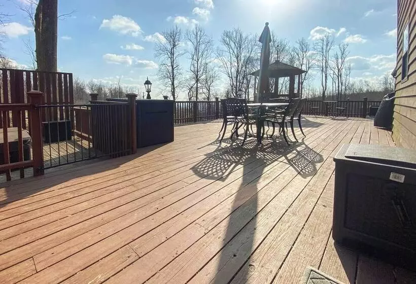 Modern Mountain Retreat W/ Deck + Hot Tub!