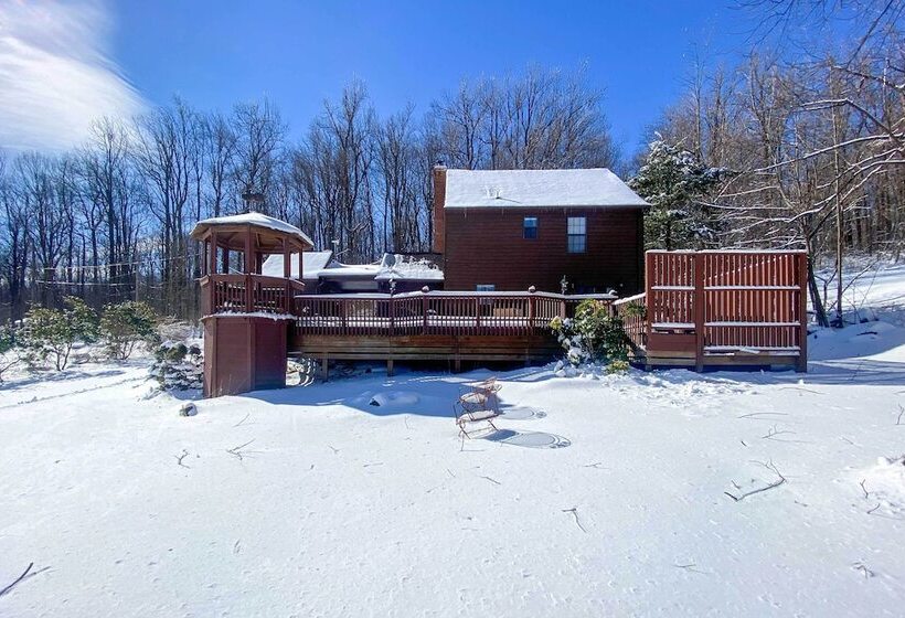 Modern Mountain Retreat W/ Deck + Hot Tub!