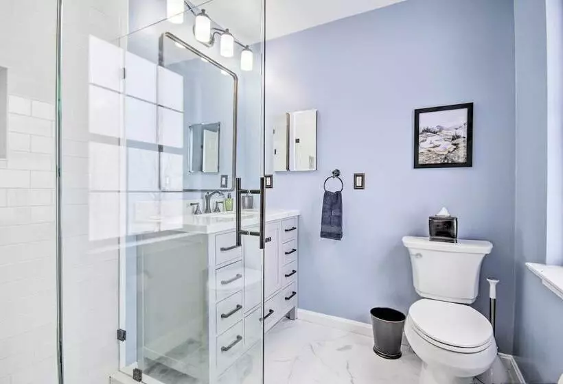 Modern Mountain Retreat W/ Deck + Hot Tub!