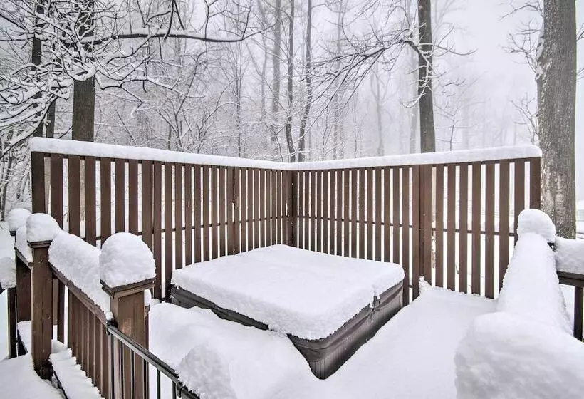 Modern Mountain Retreat W/ Deck + Hot Tub!