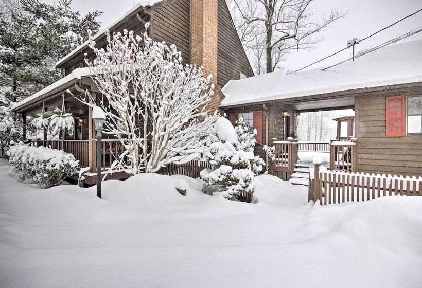 Modern Mountain Retreat W/ Deck + Hot Tub!