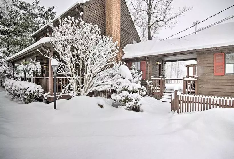 Modern Mountain Retreat W/ Deck + Hot Tub!