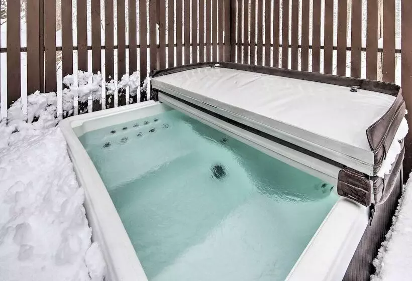 Modern Mountain Retreat W/ Deck + Hot Tub!