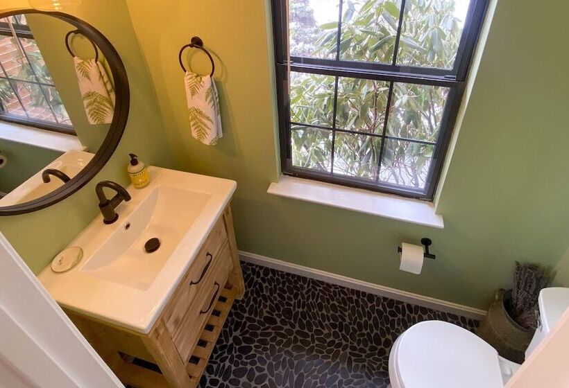 Modern Mountain Retreat W/ Deck + Hot Tub!