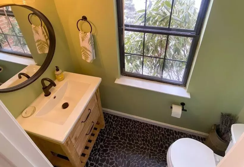 Modern Mountain Retreat W/ Deck + Hot Tub!