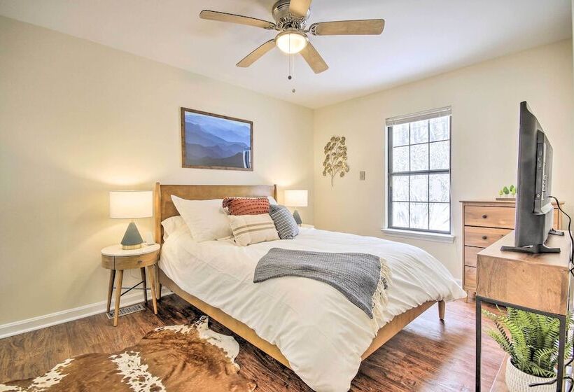 Modern Mountain Retreat W/ Deck + Hot Tub!