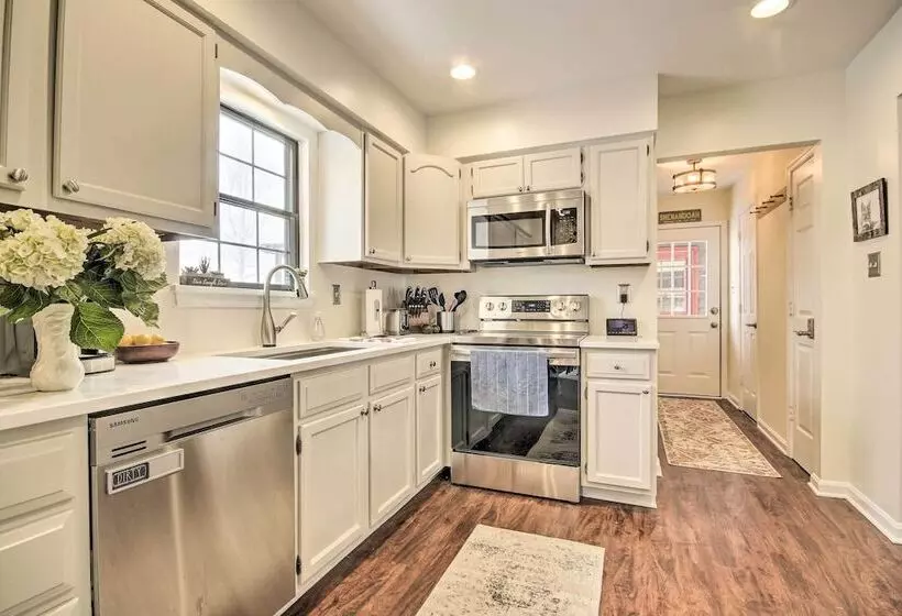 Modern Mountain Retreat W/ Deck + Hot Tub!