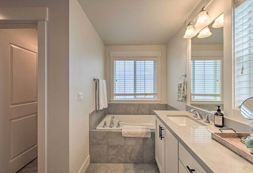 Modern Seattle Area Home Near Parks + Beaches