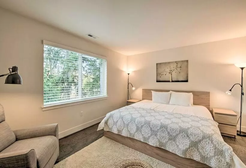 Modern Seattle Area Home Near Parks + Beaches