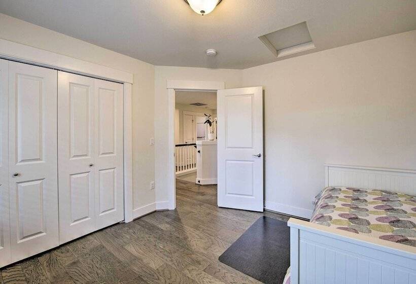 Modern Seattle Area Home Near Parks + Beaches