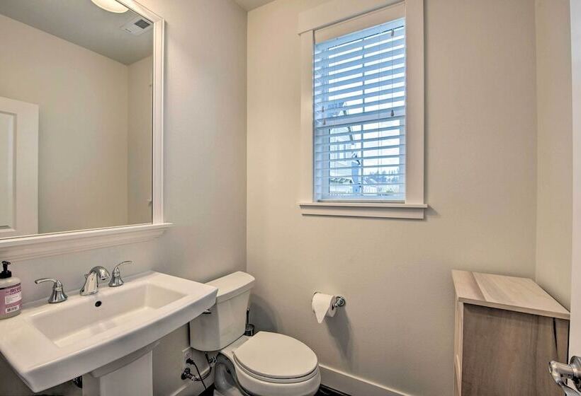 Modern Seattle Area Home Near Parks + Beaches