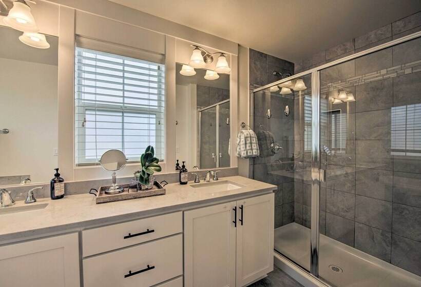 Modern Seattle Area Home Near Parks + Beaches